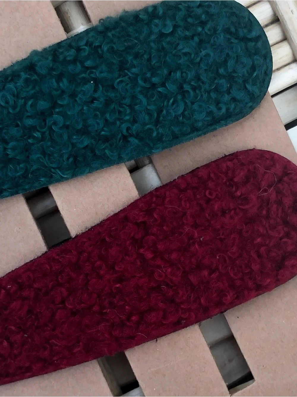 Women’s Cozy Sherpa Snap Hair Clips – Green & Burgundy Set of 2